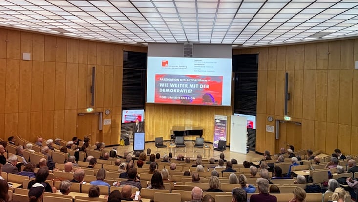 Die Podiumsdiskussion "Faszination des Autoritären: Wie weiter mit der Demokratie?" fand am 29.09.2025 im Helmut Schmidt Auditorium der Bucerius Law School statt.